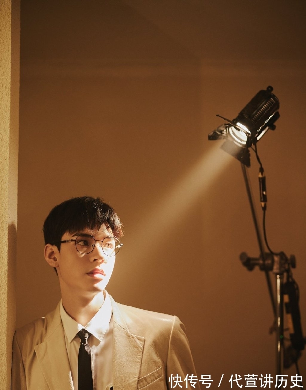 龔俊|龔俊:《中餐廳》快樂中的“打工人”,他這套西裝制服太可了!