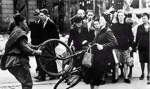 特别|苏军在攻陷德国后，烧杀抢掠，德国到现在都特别老实，而日本呢