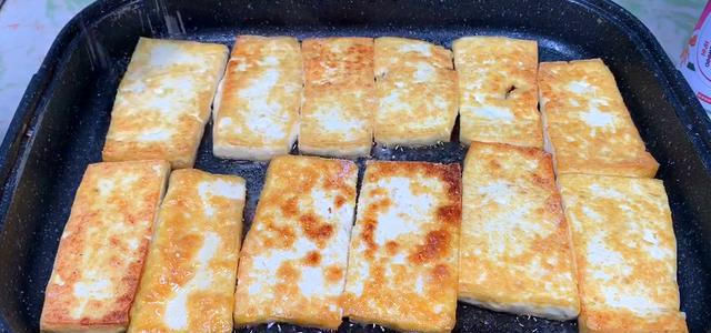 豆腐皮别炒菜吃了,教你好吃做法,我家一周最少吃3次,太解馋了