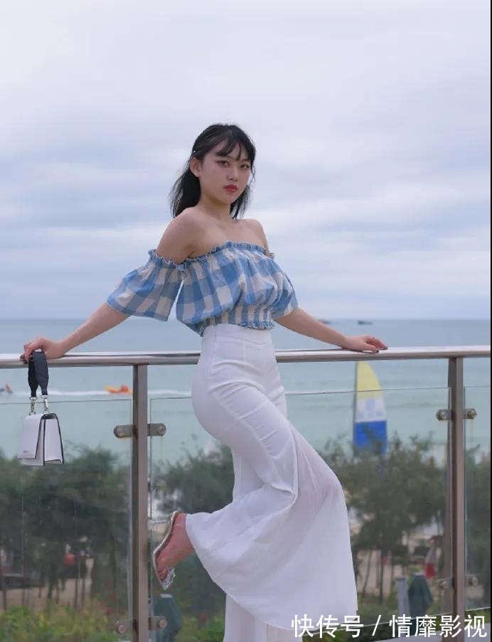 格纹 格纹抹胸配白色喇叭裤,穿搭时尚又拉风,让美丽不停歇