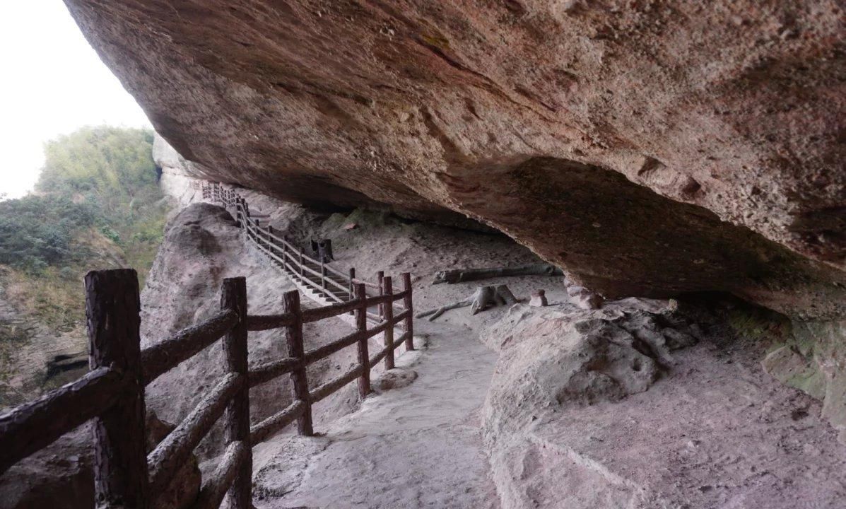 小路|中国一座建在悬崖边的寺庙，唯一小路宽不到半米，走过去心惊胆战