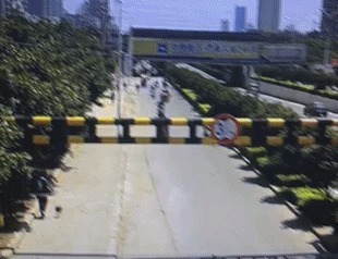 |搞笑GIF：嫂子为了让大哥戒烟 使尽了她浑身招数