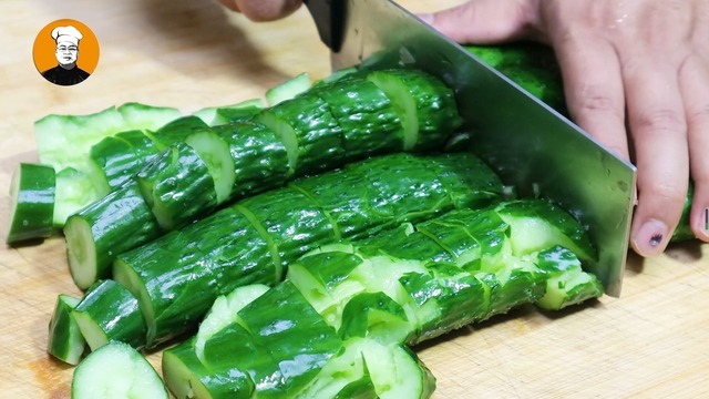 凉拌黄瓜切记不要放盐,教你一招,清脆入味,比饭店做得好吃