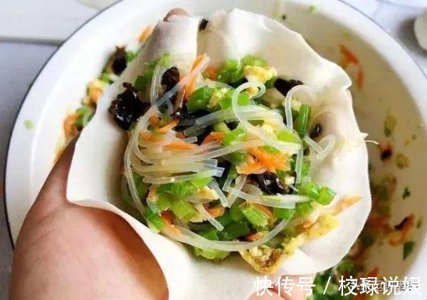 黑木耳|酥脆焦黄的黄金元宝馅饼，美味的早餐美食，一碗胡辣汤，人间美味