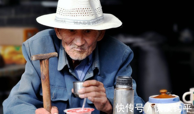 病毒菌|经常喝茶与喝白开水的人，哪一种人更健康些？可能多数人想错了