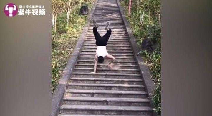  倒立|体育老师双手倒立行走：高考解压迷上倒立，创四项世界纪录