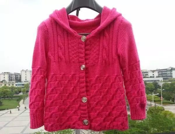 热情活泼的女童带帽子开襟外套编织,附教程图解