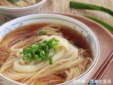 馆里|为什么面馆里的面汤不混浊,而自己家做的面,汤里面都是面粉