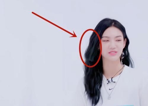 青你2选手为决赛出奇招曾可妮剪成“阴阳头”,上官喜爱染荧光红