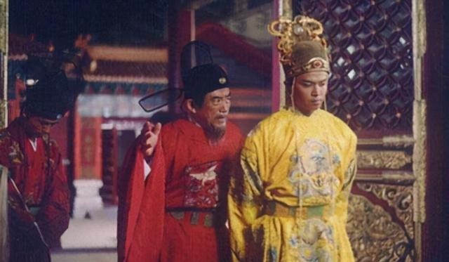 明朝|明末，此大臣拼命阻止崇祯南迁，崇祯感动落泪；明朝亡，他却升官