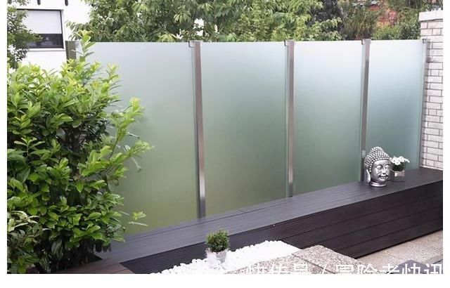 石笼网|砌院墙不用砖头,直接用磨砂玻璃,衬着绿植美成一幅画!
