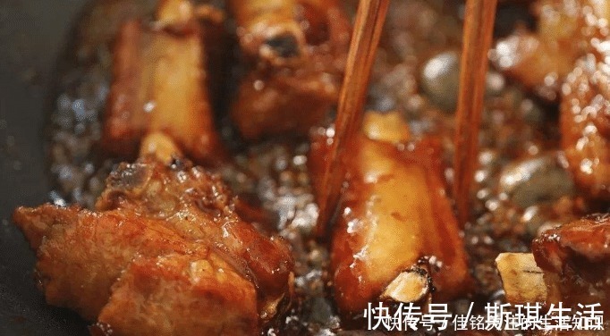 炒糖色时,第一步不要直接放冰糖!多加一步,糖色更红亮不发苦