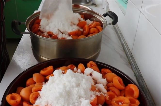 教你在家做杏干，1次买了50斤杏子制作，酸甜好吃有嚼劲，特简单