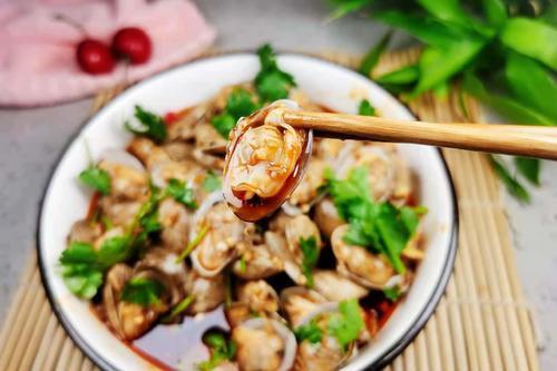 夏天吃花甲，教你1个新吃法，不炖不炒，简单易学，家人都说好吃