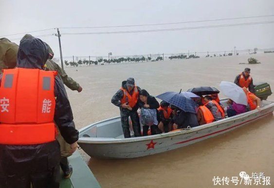 救援人员|鹤壁、新乡救援进行时：脱困洪水后，妈妈抱紧孩子