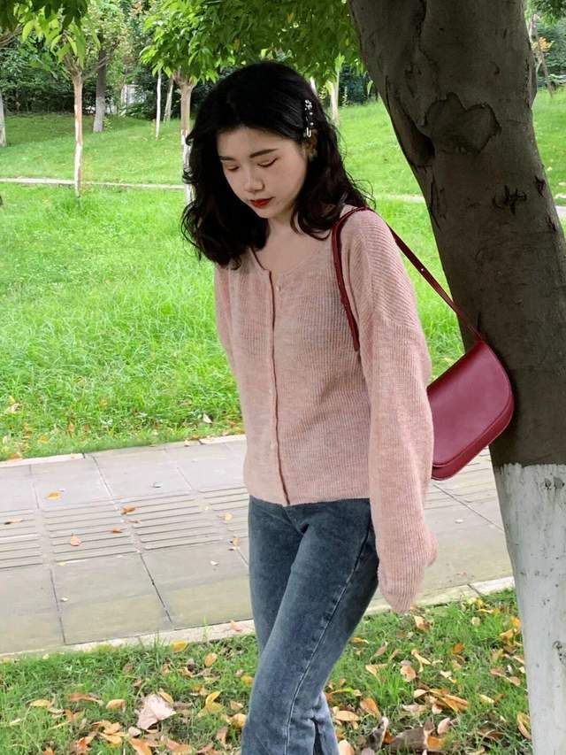 秋天|早秋的甜酷穿搭!针织开衫+牛仔裙,简约大方不做作,优雅又洋气