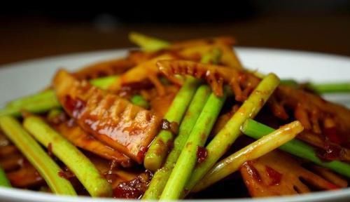 香而不腻、健脾润燥的家常菜，三天两头来上一盘，解馋下饭身体棒