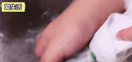 在垃圾桶里装满泥土,摆在阳台上有妙用,一年能帮你省下不少钱