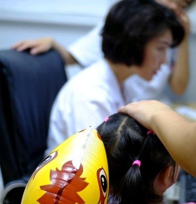 小女孩|医生让小女孩对着白纸吹气,没想到才吹几下就眼球发白失去意识