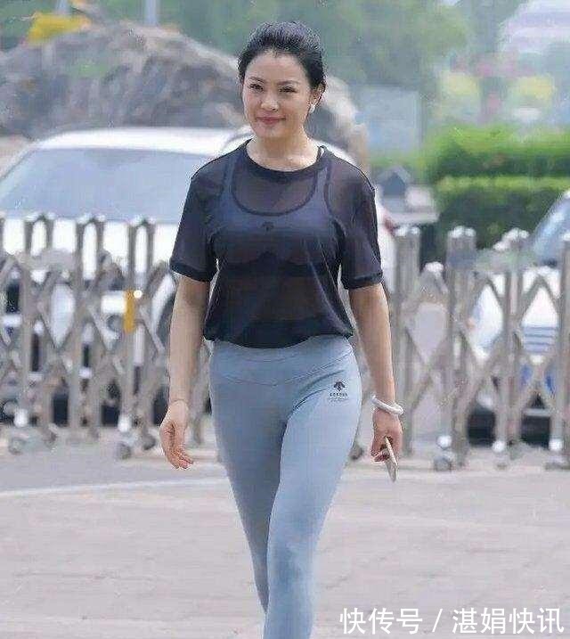 中性色 灰色打底裤搭配性感紫色上衣,走在时尚的前沿,更是火热无比!