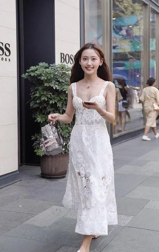  美女|街拍：美女蓝色上衣配短裤，简单的穿搭，原来也可以很时尚