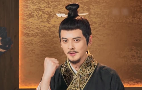 出道20年难改偶像派作风，演皇帝如沐猴而冠，演技不如易烊千玺