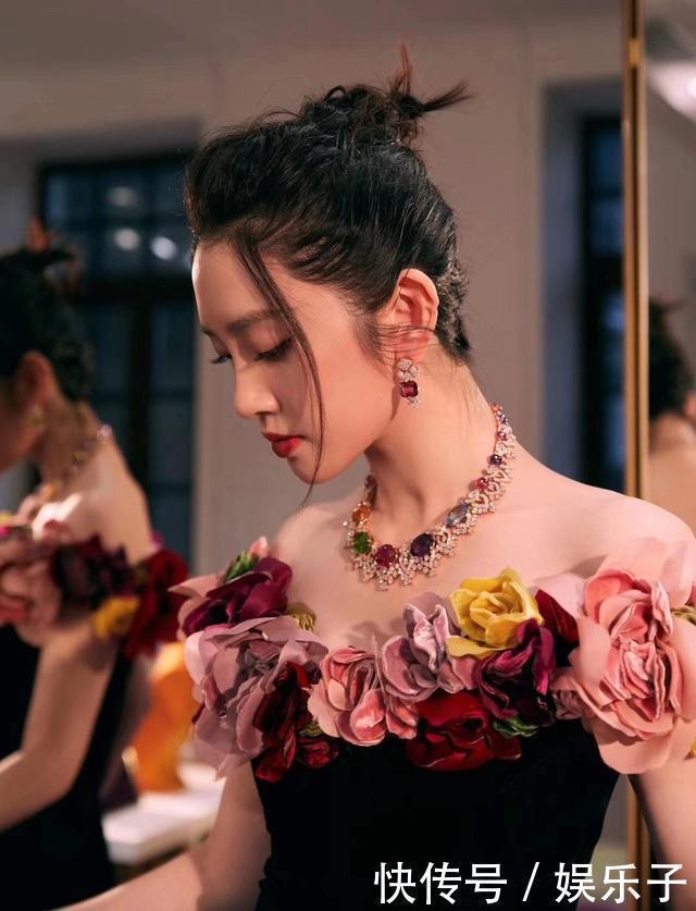 项链&奢华的珠宝套链比项链的做工更难,选石更苛刻,成为最耀眼的存在