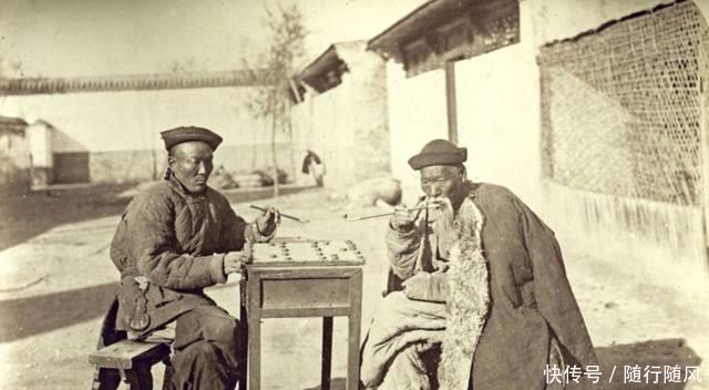 清朝|直击清朝末年百姓的生活状况,女子躺在床上抽大烟慵懒妩媚!