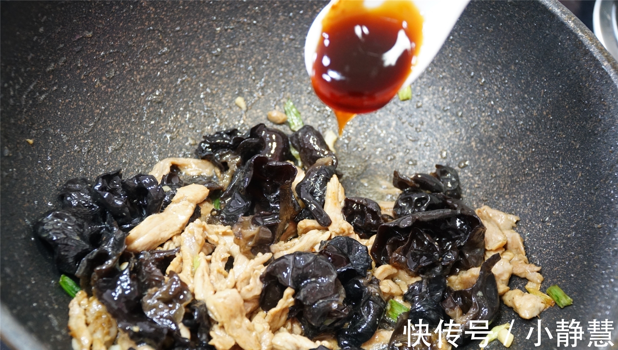 黑木耳|晒晒下班后的晚餐，3个菜不到10元，媳妇说你做素菜比肉菜还香