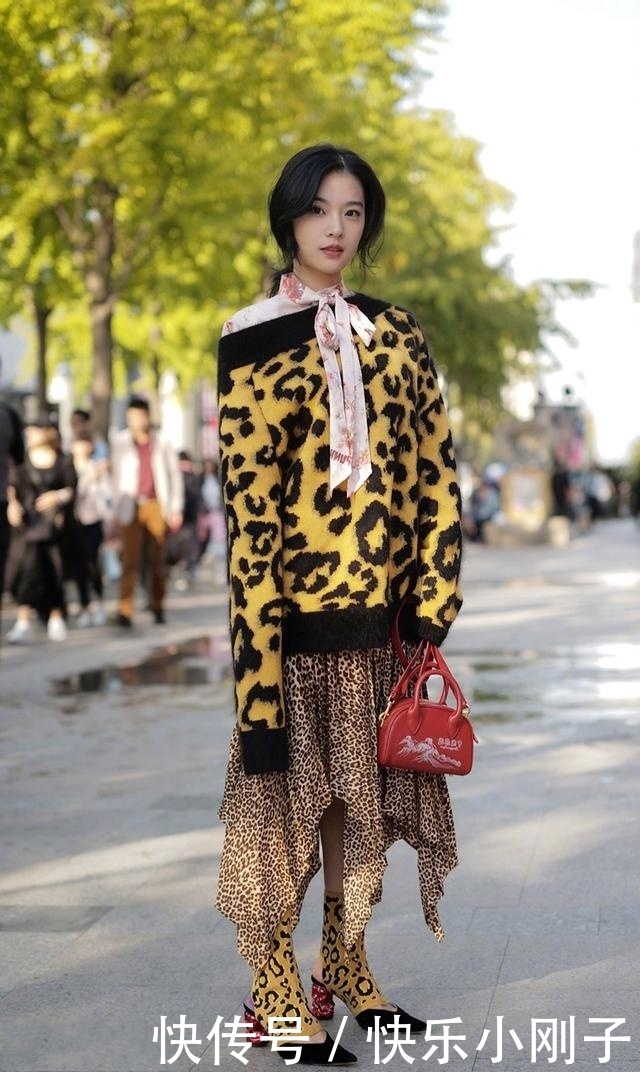 时尚穿搭,格纹西装在颜色上就十分的出众,欧美范儿十足