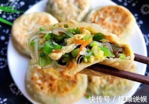 黑木耳|酥脆焦黄的黄金元宝馅饼，美味的早餐美食，一碗胡辣汤，人间美味