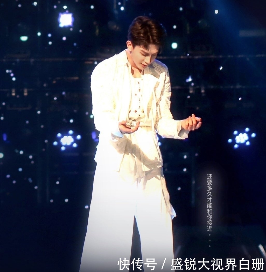 夏之光刘也赤脚跳舞,得到张艺兴的高度称赞,作为十二真是骄傲