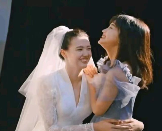 女排|张常宁和美女主持拍婚纱照,女排主攻心情大好,老公并未现身