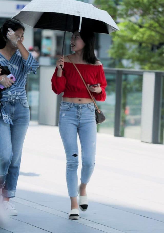 年轻有活力的牛仔裤，简洁大方很有气质，让你展现美丽