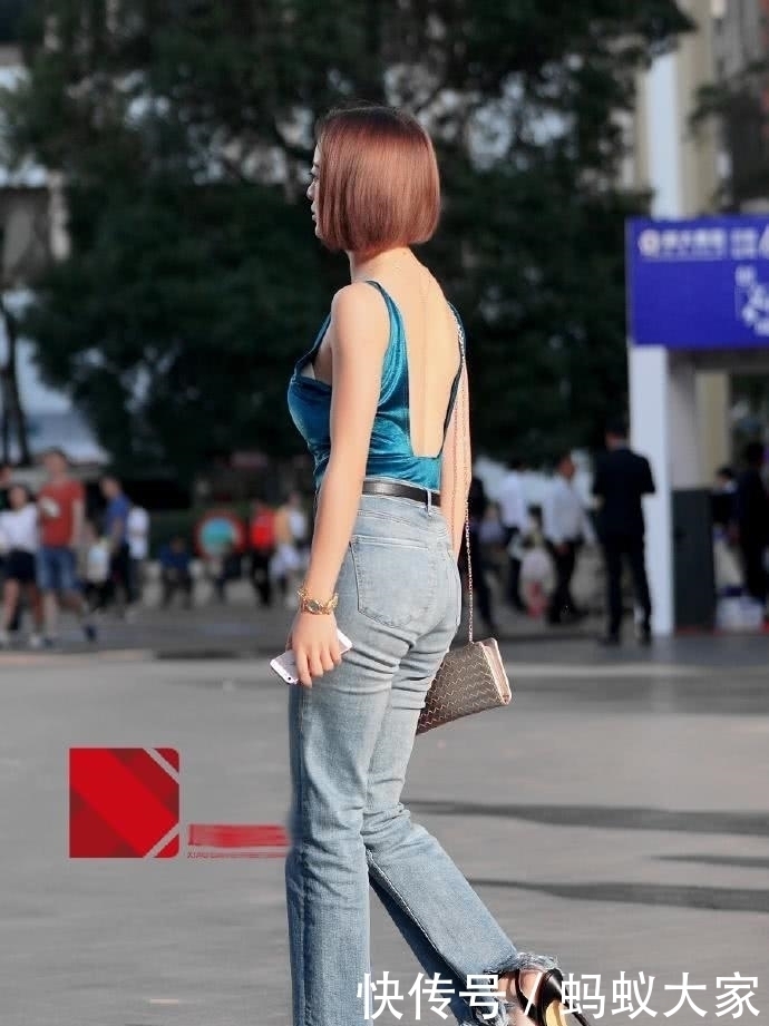 小吊带|街拍:很性感又尽显青春活力的吊带小背心,尽显直爽的个性