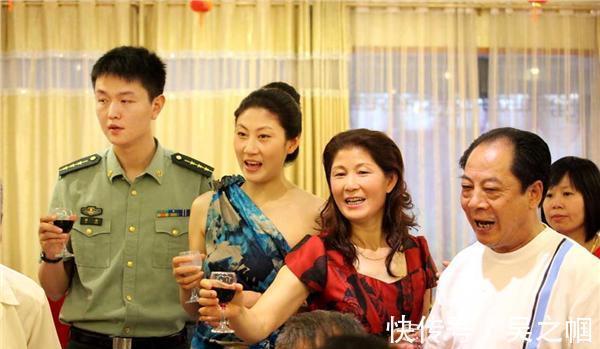 中国女篮|女篮名将卞兰拼下双胞胎女儿幸福如花，篮球基因出众女篮或迎天才