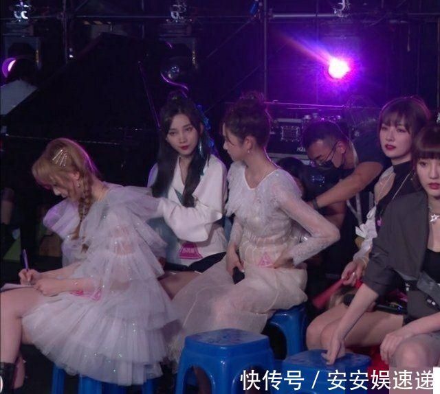 张艺凡总决赛被扛下舞台，受伤严重导致团舞取消，陈卓璇蹲地安慰