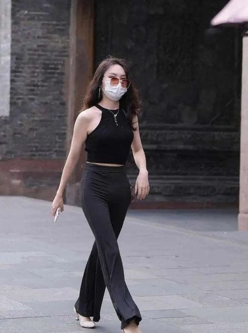 活力感|不管紧身牛仔裤的曲线多么好看，利落又不乏活力感，白运动鞋