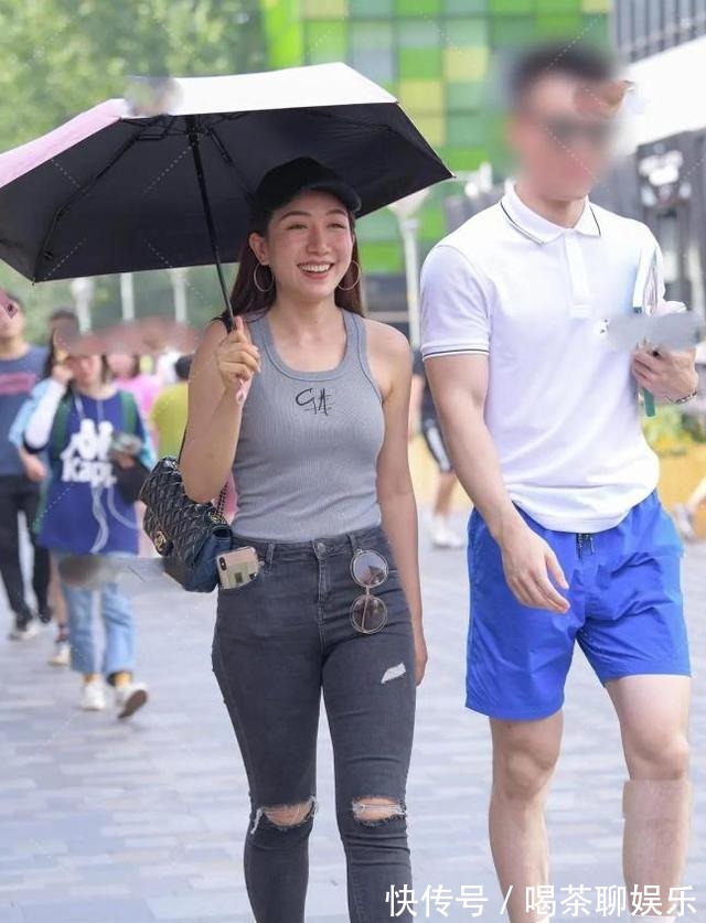 弹力棉|灰色背心针织上衣搭配黑灰色牛仔长裤，给人低调又奢华的感觉