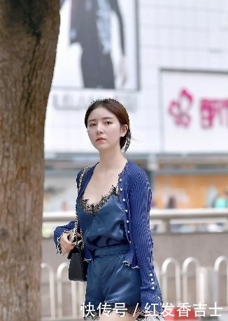  女生|清凉街拍：一个低胸装配披风的时尚女生，你喜欢这样的女生吗