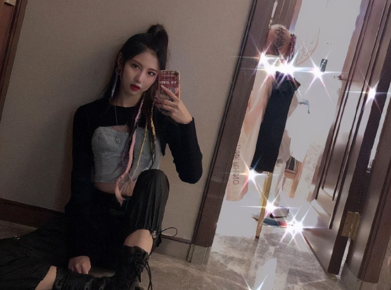 金花|LPL女解说新老交替，新四大金花频繁晒照，Rita都能过时？