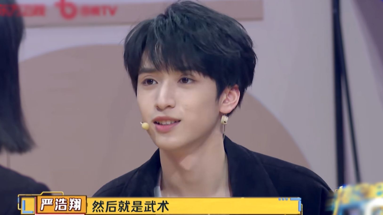 贺峻霖是“在逃”相声演员吧！回答与众不同，德云社快来收了他