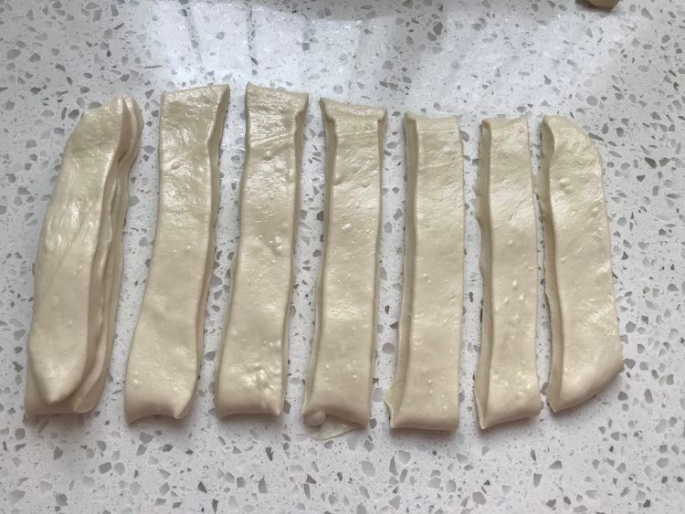 想吃油条不用出去买，自己在家也能做，蓬松酥脆还省钱