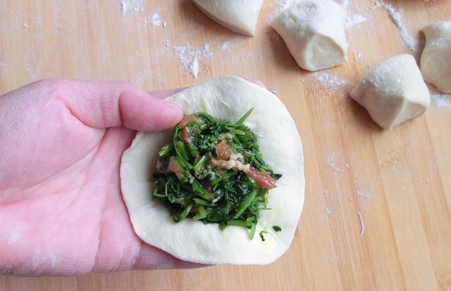 做包子时,切记不要只加酵母,上加这2样,包子白、软、香、甜