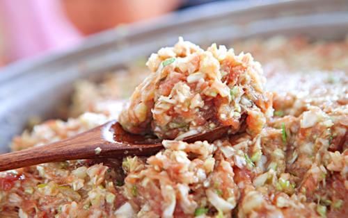  油润|调饺子馅，牢记“2不加3顺序”，保证鲜美入味，油润多汁，太香了