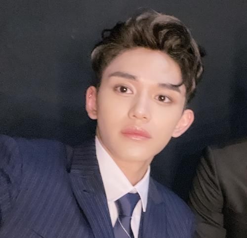 凡尔赛|男士戴耳钉不能录节目?看到黄旭熙的操作,一般人可想不到