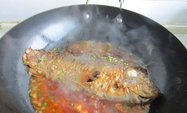 鱼刺卡在喉咙里,别再喝醋吞米饭,教你1招,鱼刺自己跑出来