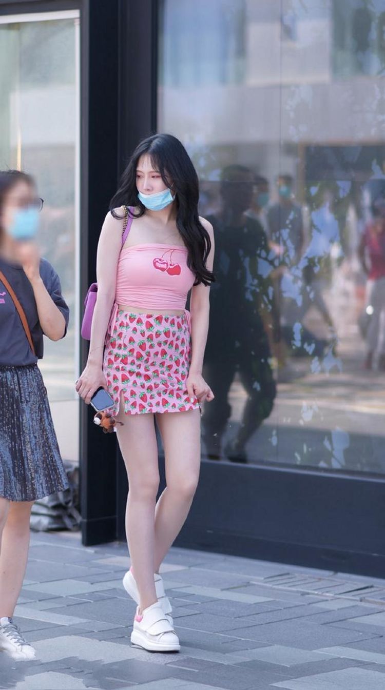路人|路人街拍，荧光色的短袖搭配时髦的半裙，街头风十足