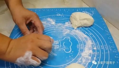 烙饼这样做才好吃，开水一烫，张张柔软又劲道，比手抓饼还好吃