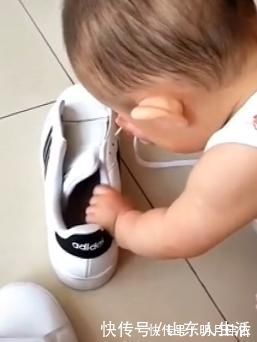 声音|爸爸在家带娃,半个小时没声音,妈妈推门一看,哭笑不得